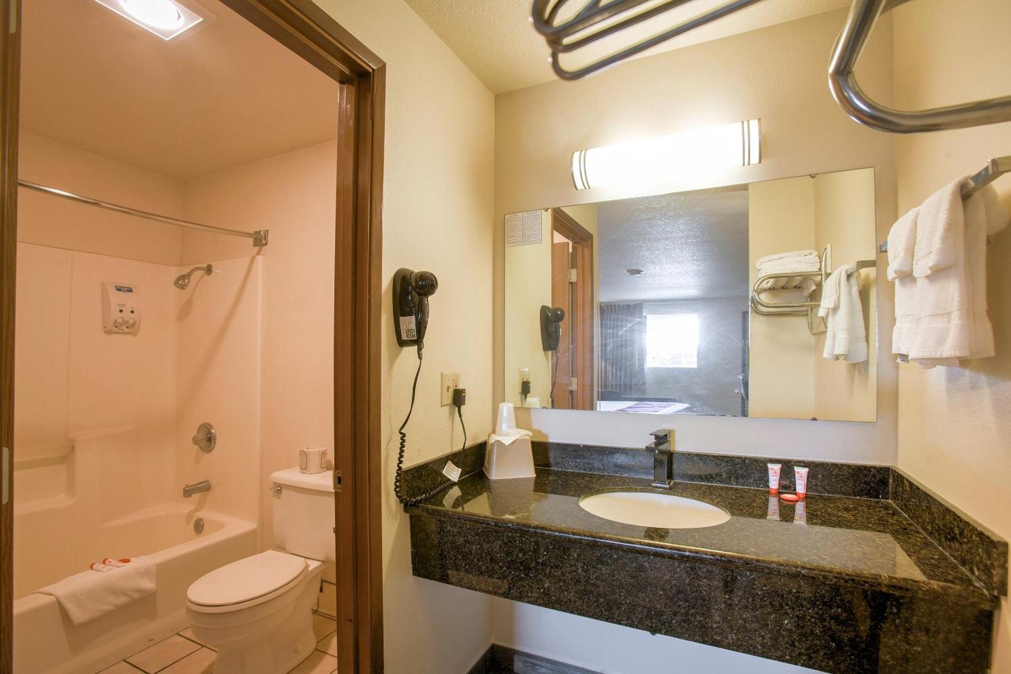 Oyo Woodland Hotel And Suites Экстерьер фото