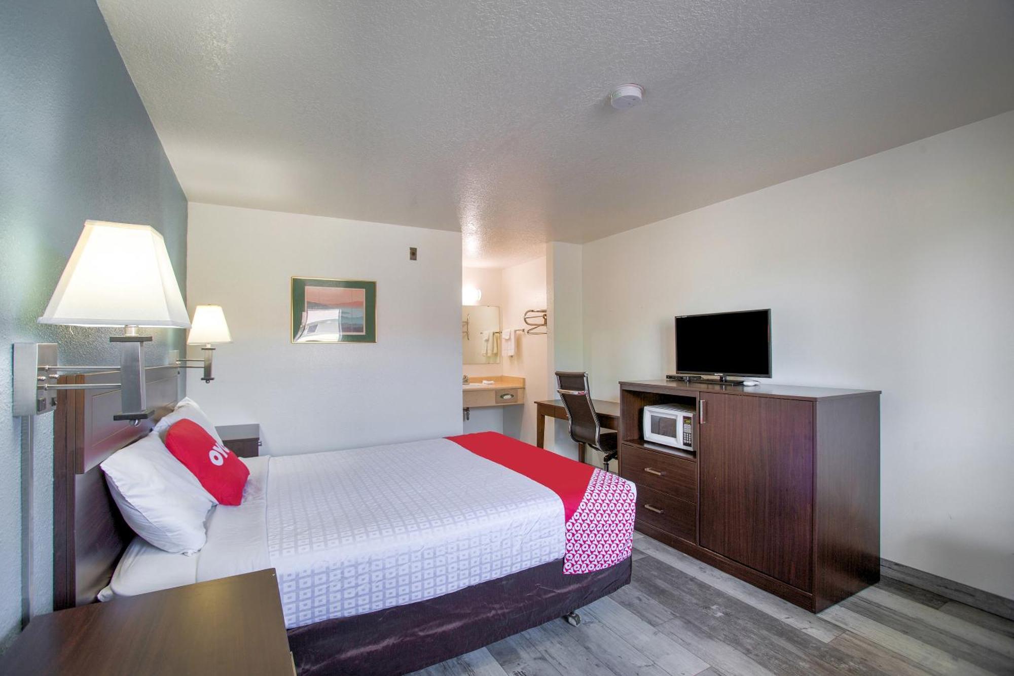 Oyo Woodland Hotel And Suites Экстерьер фото