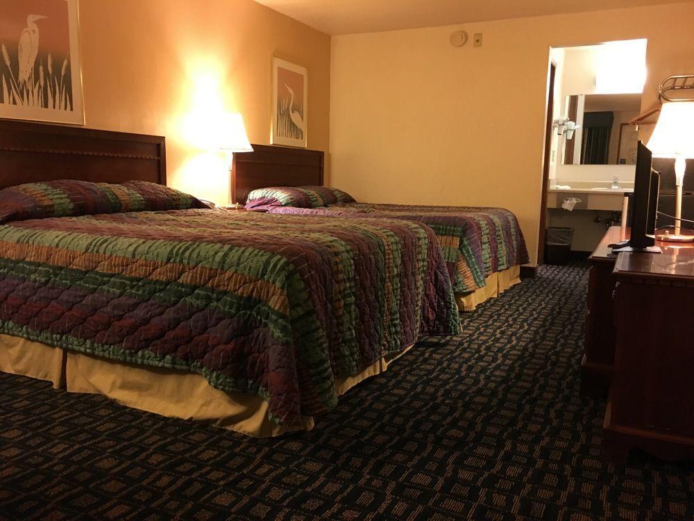 Oyo Woodland Hotel And Suites Экстерьер фото